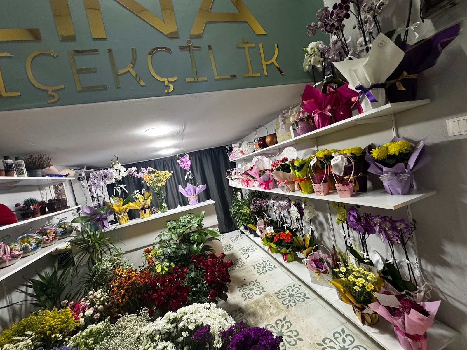 ARHAVİ LİNA ÇİÇEKÇİLİK