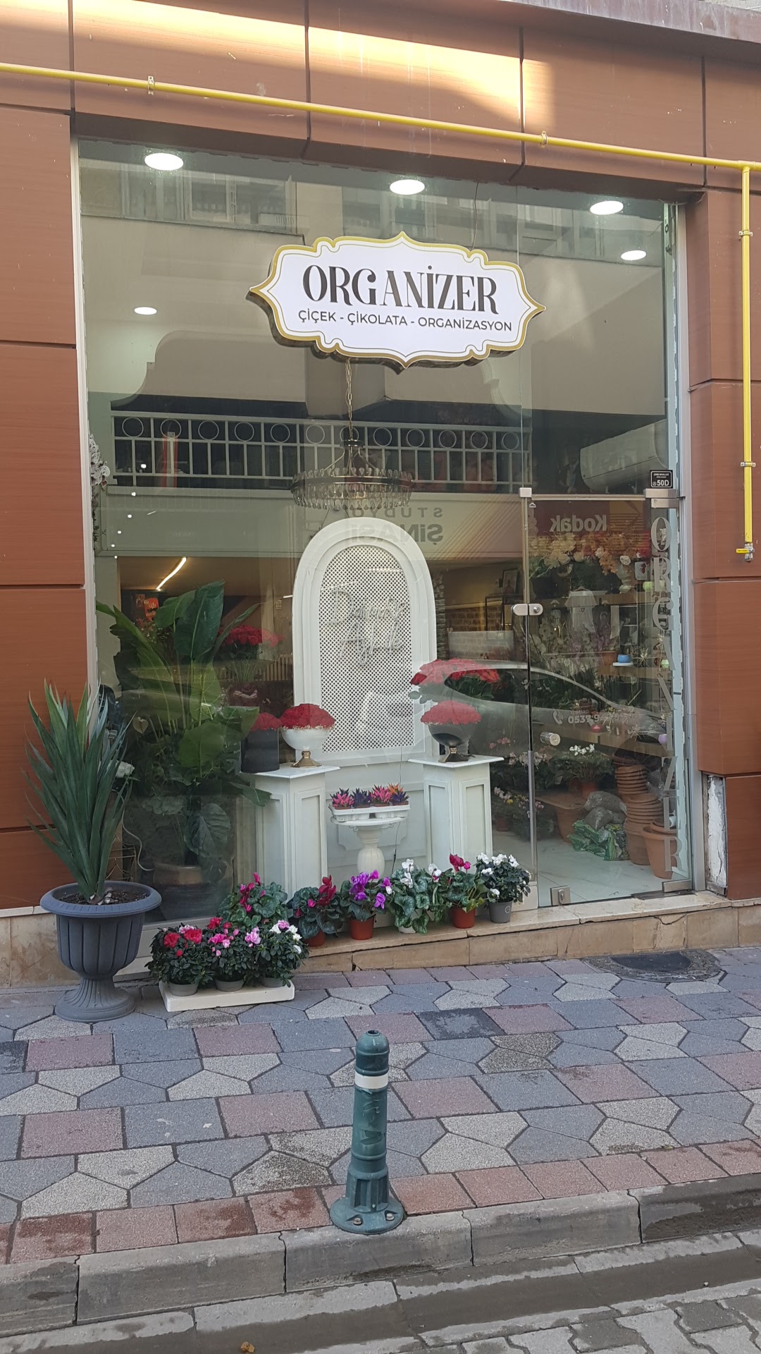 artvinde çiçek organizer çikolata parti dünyası